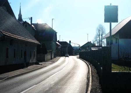 Prikazovalnik hitrosti Unec v začetku naselja Foto Boštjan Otoničar